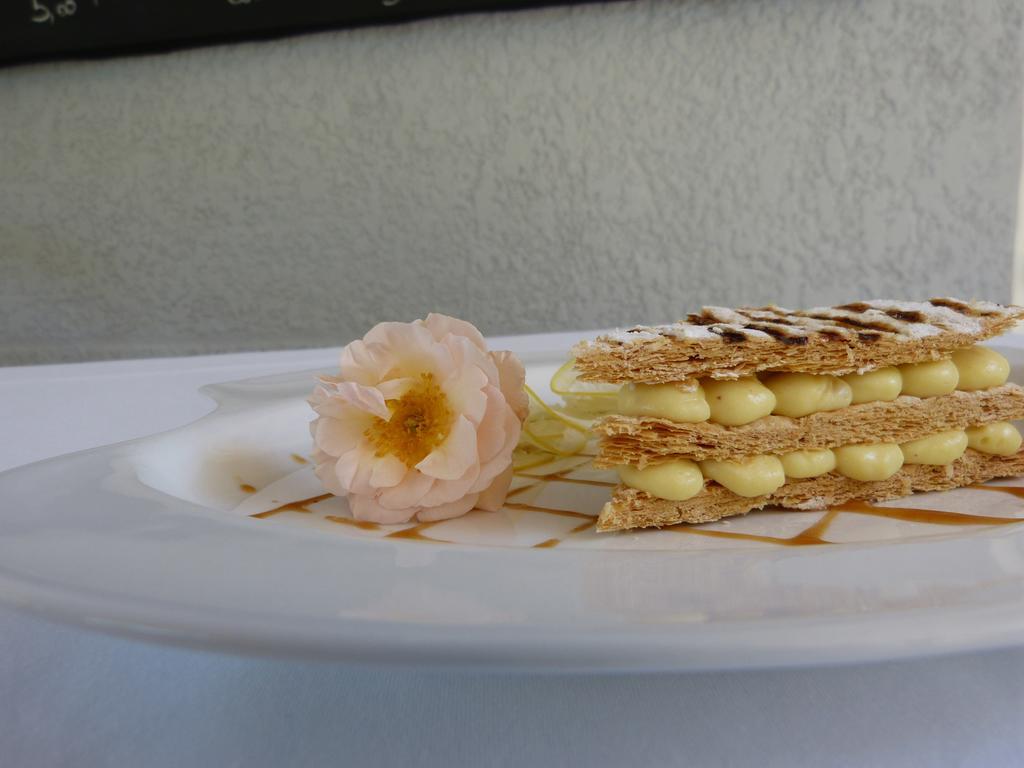 Hotel Lou Caleu Restaurant Le Rocher Des Abeilles Saint-Martin-de-Castillon Zewnętrze zdjęcie